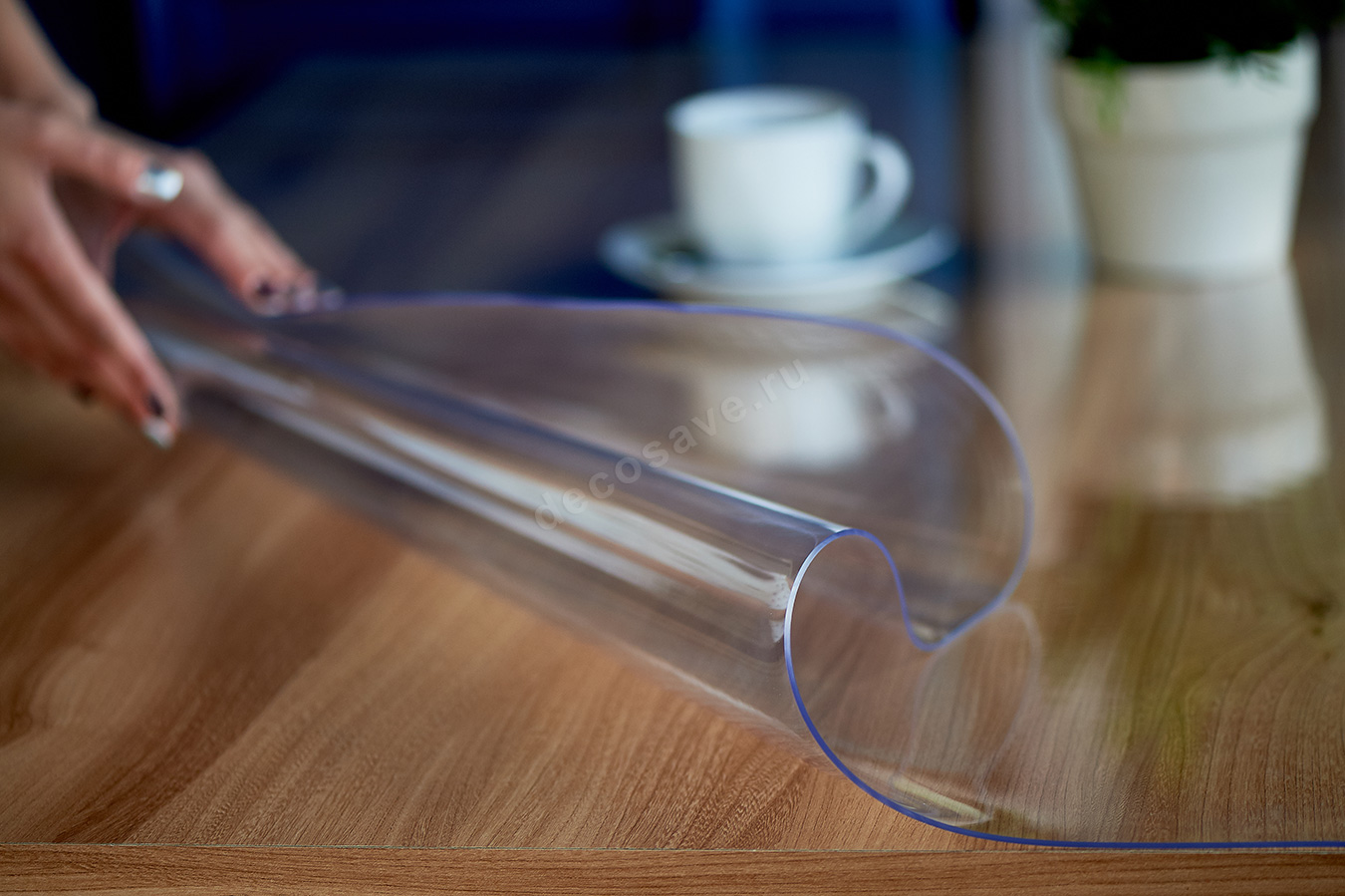 Прозрачные стекла пвх. Мягкое стекло ПВХ. Силиконовое покрытие на стол. Скатерть прозрачная силиконовая. Силиконовая пленка на стол.